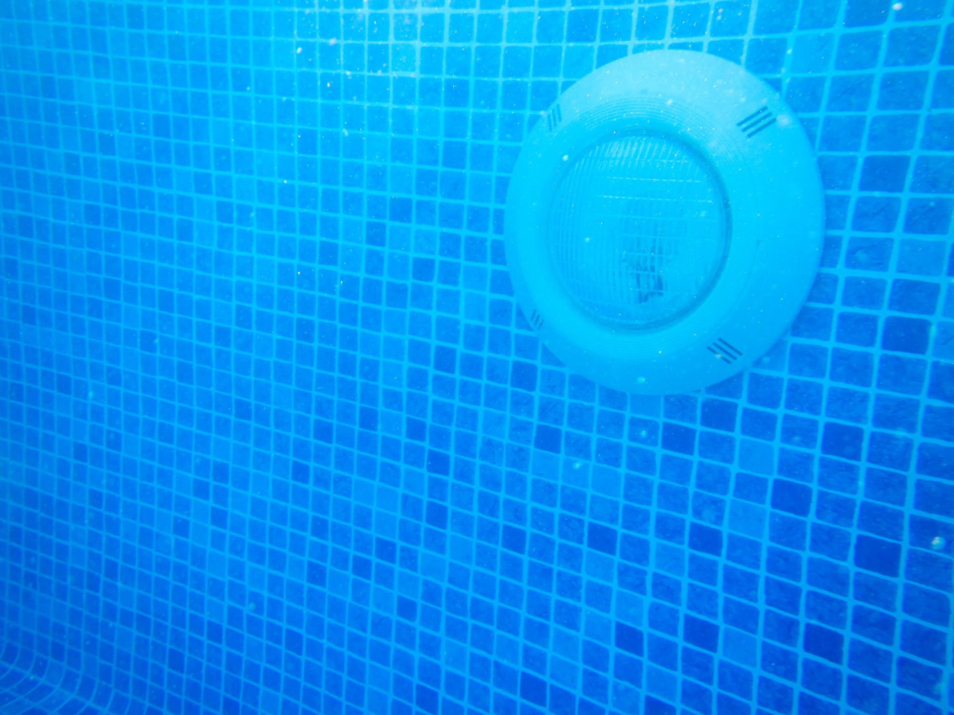 Pool-light-under-blue-water